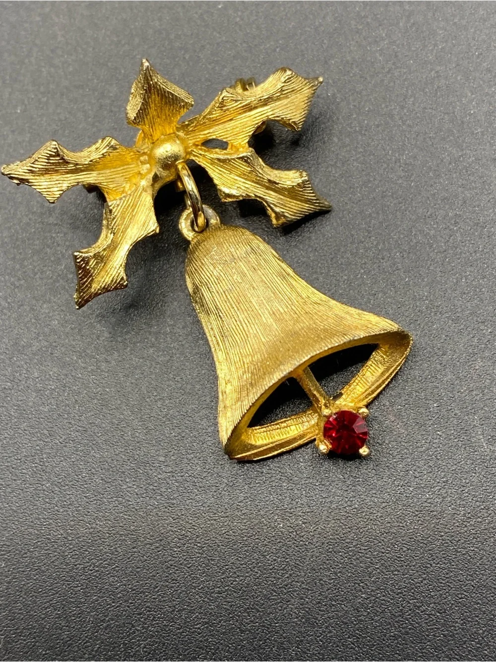 DODD’S Vintage Christmas Brooch Gold Tone Bell Red Stone